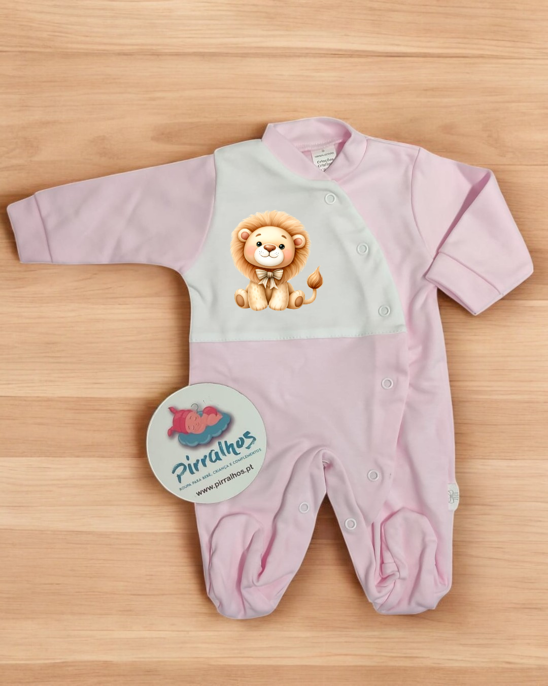 Macacão de bebé rosa e branco com leão e botões de pressão