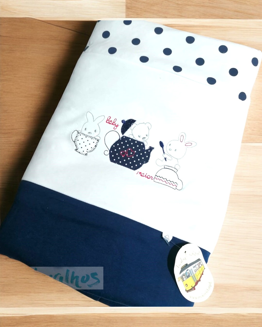Capa de edredão de bebé azul e branca com bordados de coelhos e urso