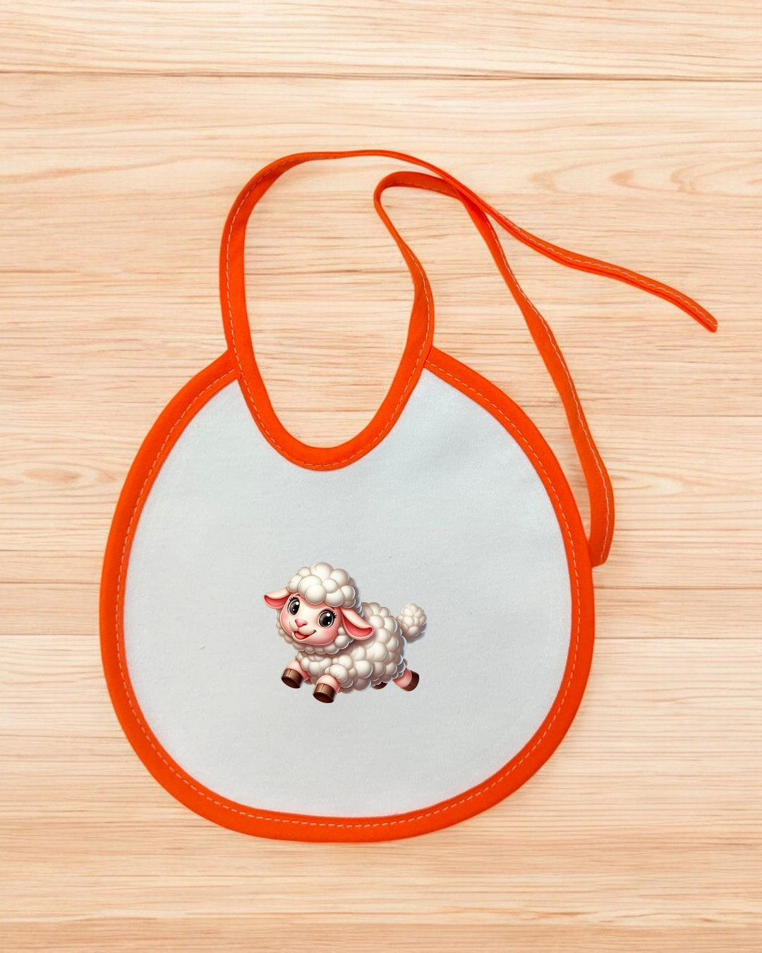 Babete branco com bordas laranja e carneiro desenhado no centro