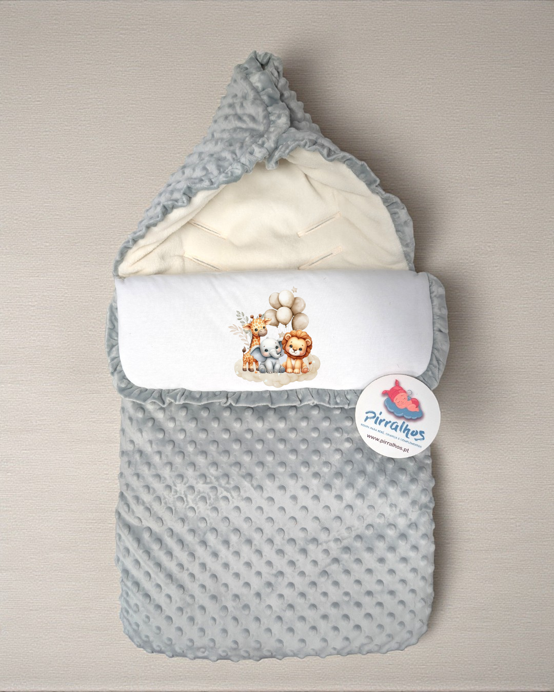 Saco de bebé cinzento com desenho de animais e etiqueta Pirralhos
