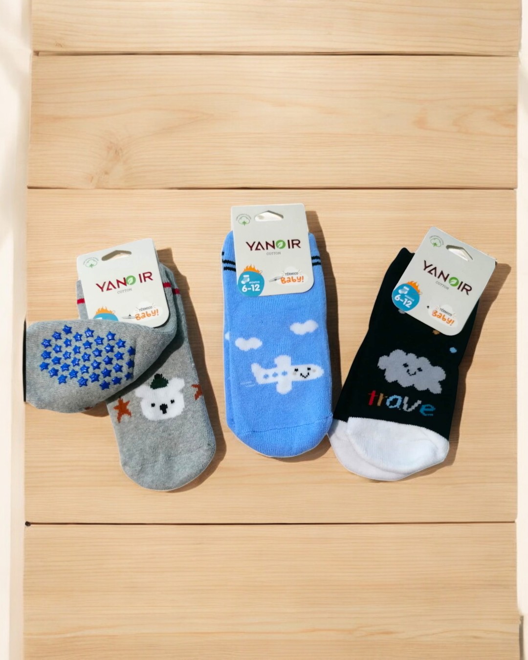 Três pares de meias infantis coloridas da marca YANOIR com diferentes desenhos