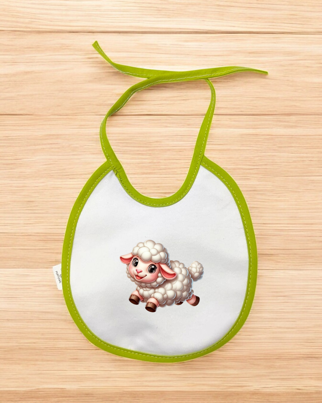 Babete de bebé branco com bordas verdes e imagem de cordeiro