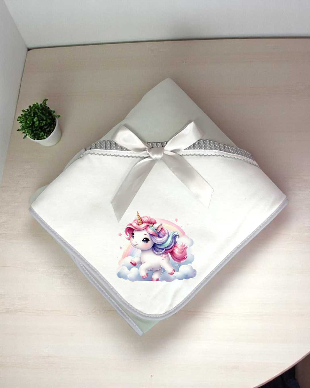 Manta branca para bebê com estampa de unicórnio colorido e laço branco