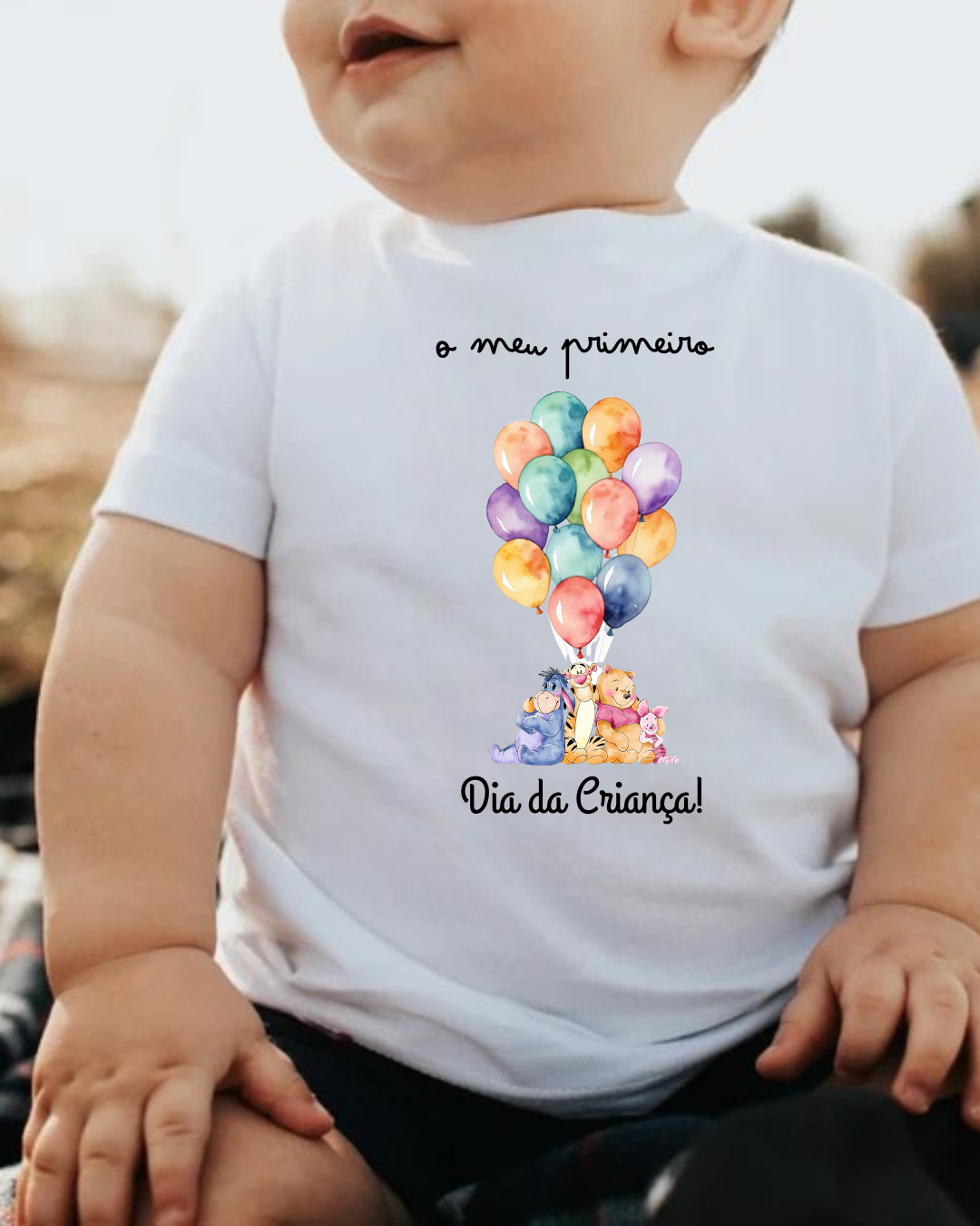Camisola branca para bebé com design de balões coloridos e texto em português