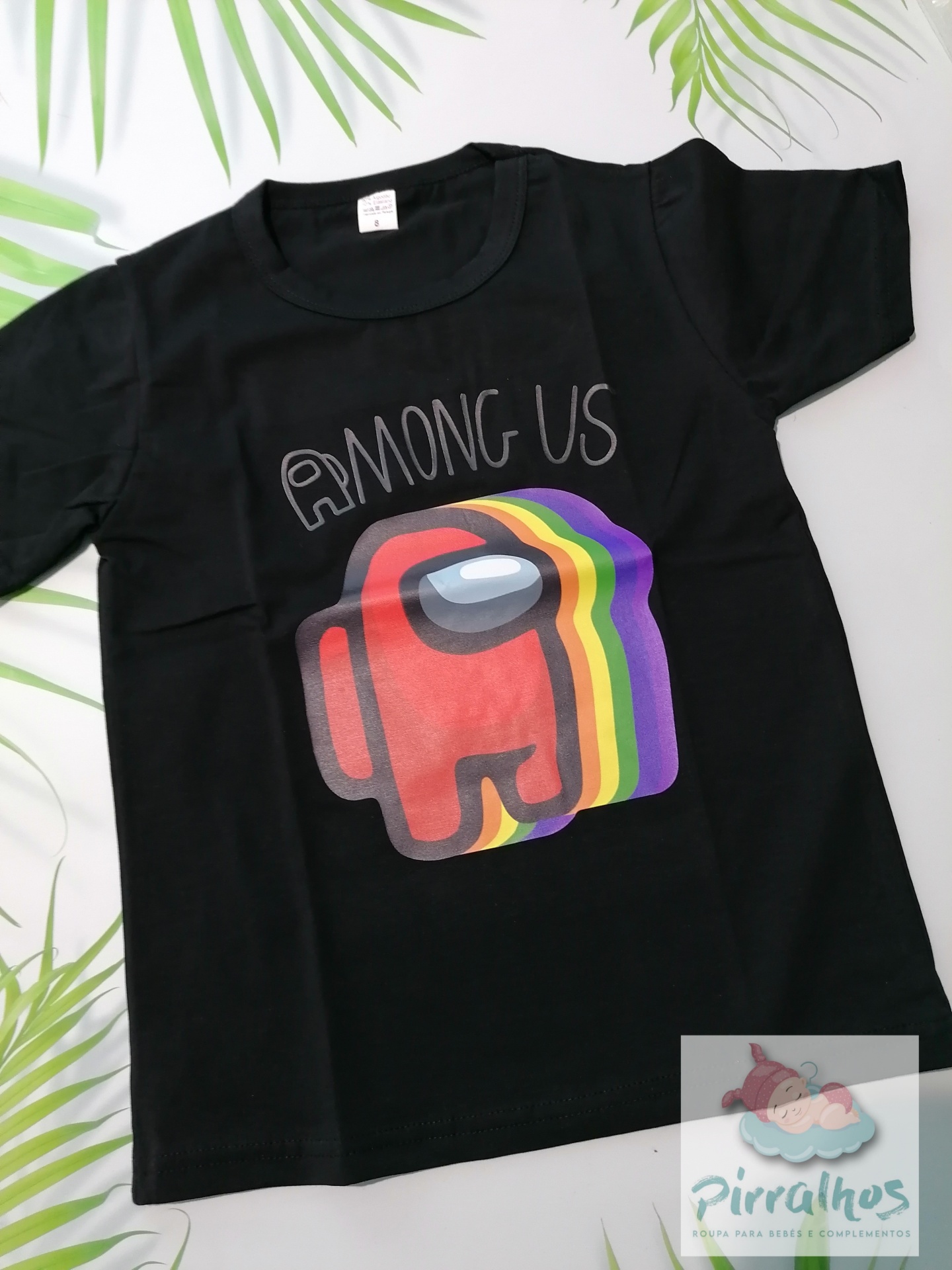 T-shirt preta com estampa colorida do jogo Among Us com texto AMONG US