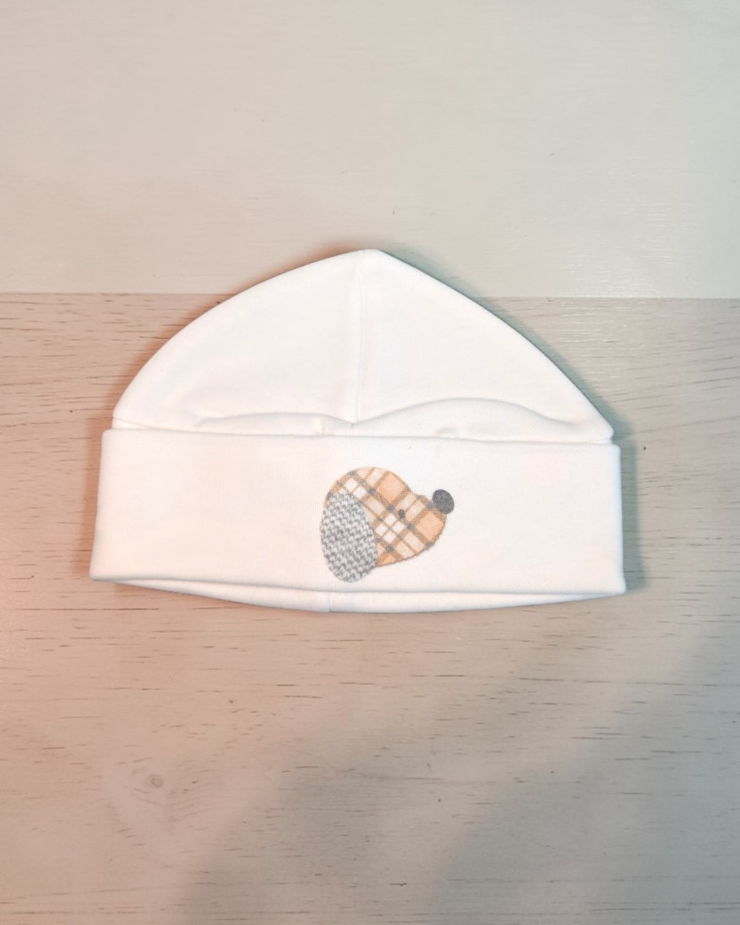 Gorro branco com desenho de cão em tecido quadriculado