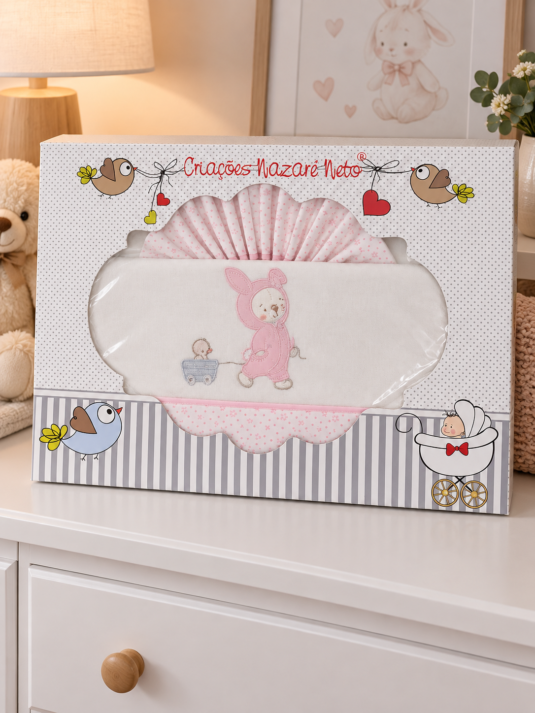 Conjunto de roupa de bebé branco e rosa com ursinho bordado e caixa decorativa