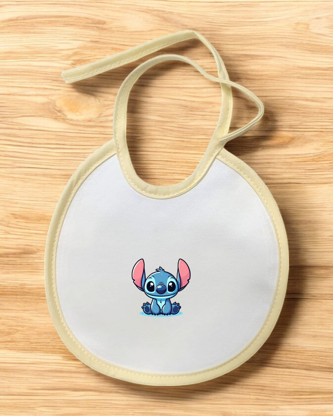 Babete branco com bordas bege e imagem do personagem Stitch