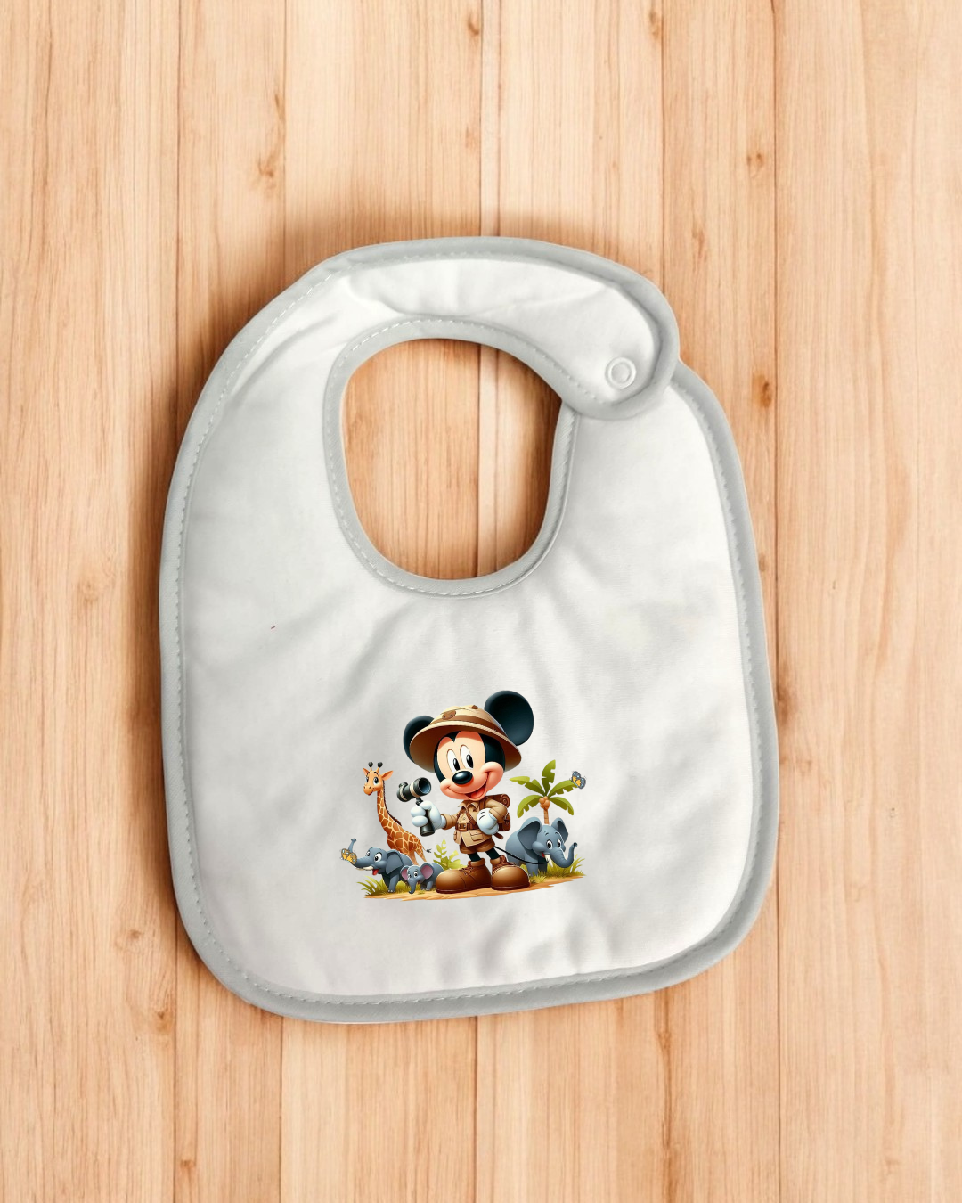 Babete branco com estampa de Mickey explorador e bordas cinzentas