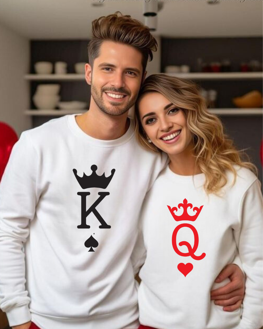 Casal com sweatshirts brancas, uma com 'K' preta e outra com 'Q' vermelha, em ambiente interior.
