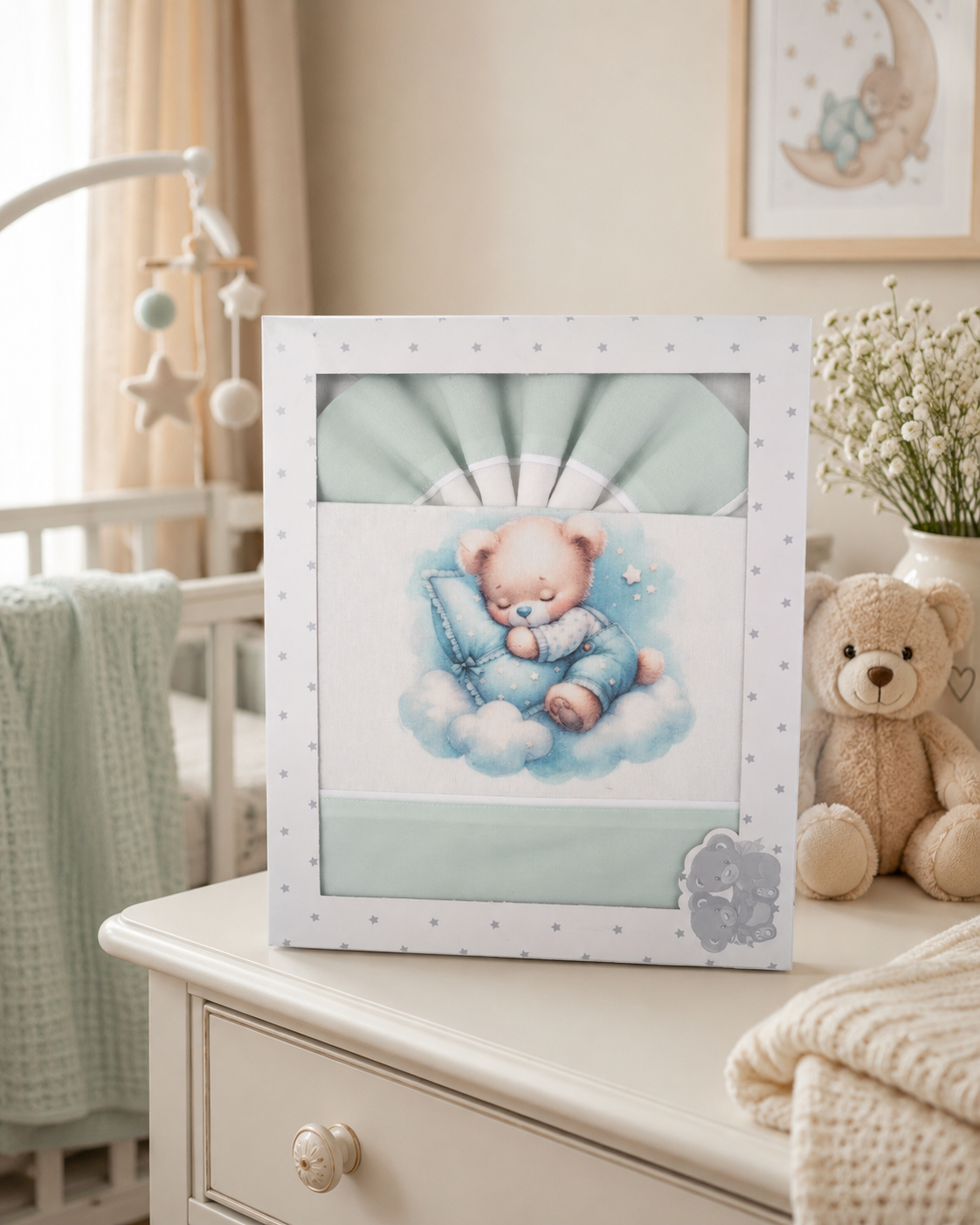 Conjunto de têxteis para berço com ursinho em nuvens na embalagem branca com estrelas.