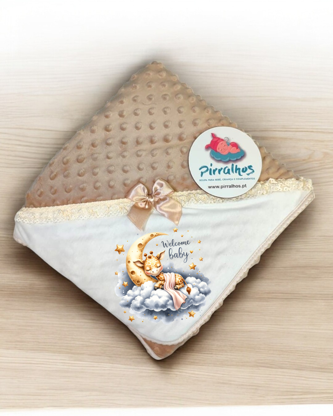 Manta de bebé bege com bordado e laço