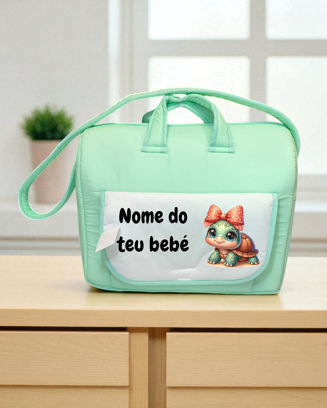 Mala de bebé verde água com bolso branco e desenho de tartaruga