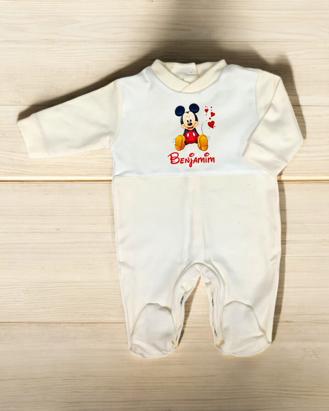 Pijama branco para bebé com imagem do Mickey Mouse e nome 'Benjamim'