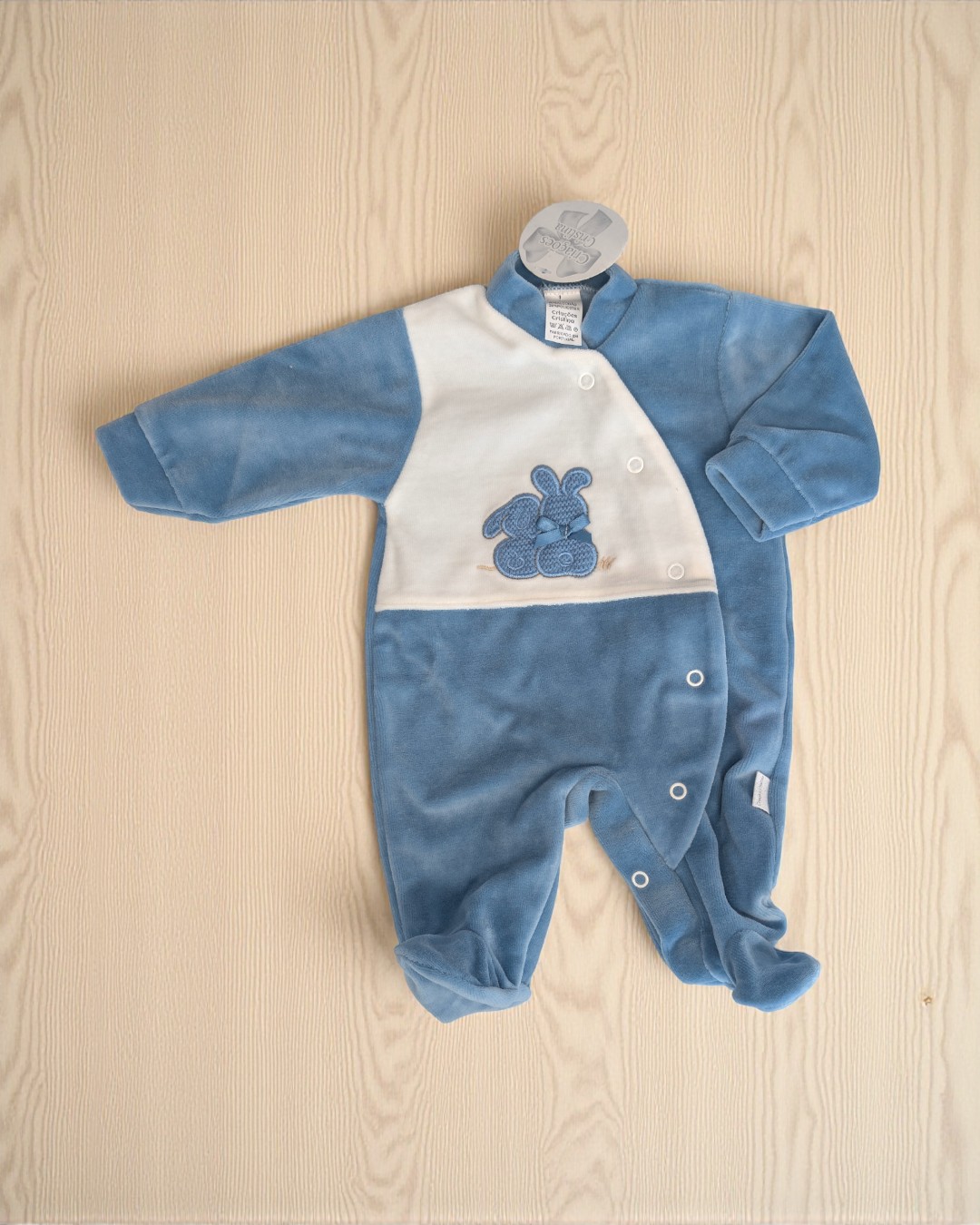 Macacão bebé azul e branco com padrão de coelho bordado