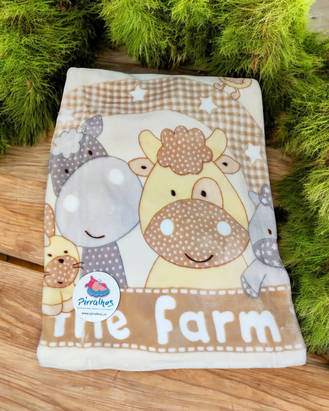 Manta bege e branca com estampa de animais da quinta e texto The Farm