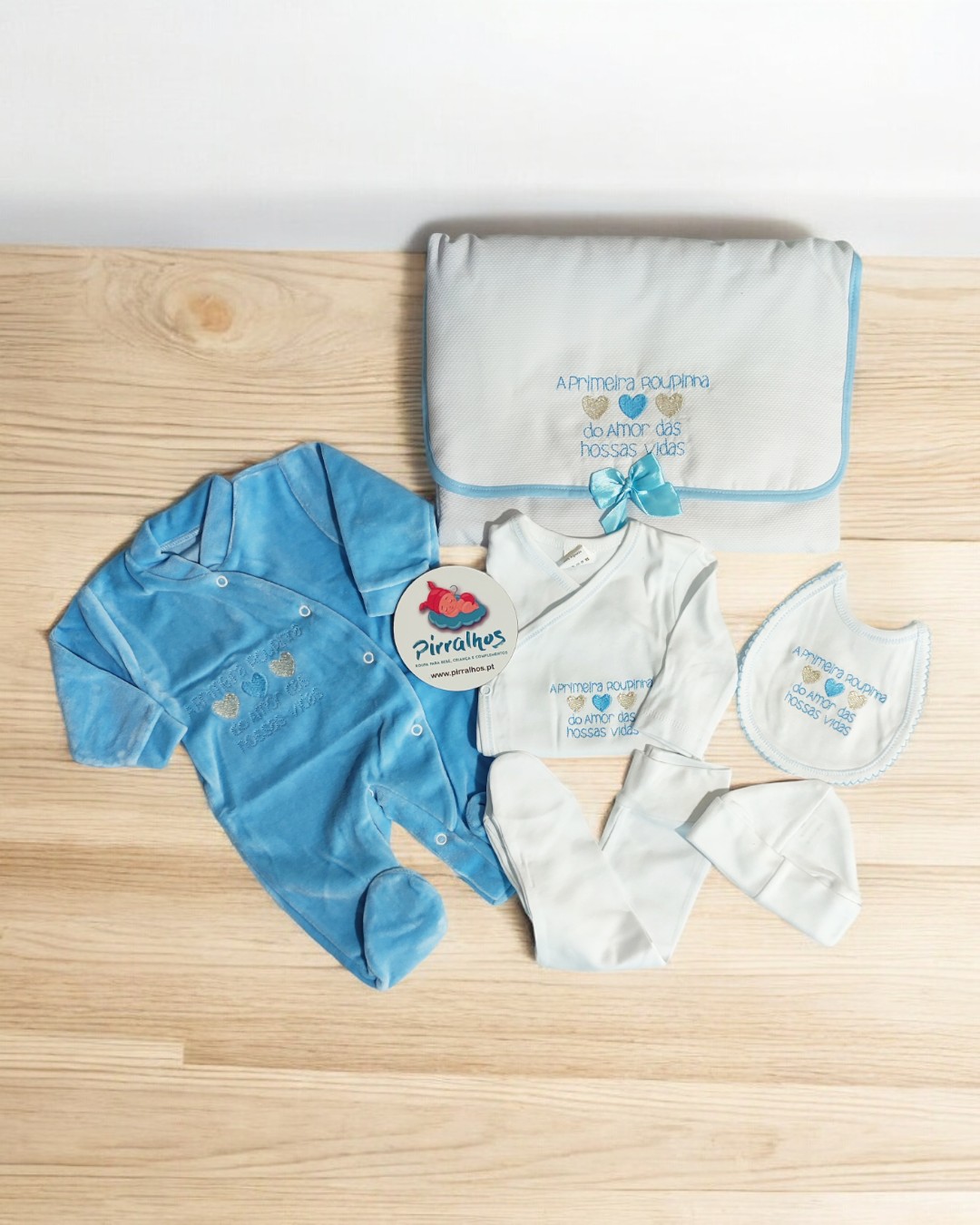 Conjunto roupa bebé azul e branco com bordados e embalagem com laço azul