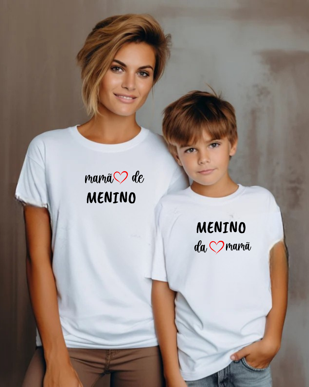Mulher e menino com t-shirts brancas com texto em português e coração vermelho.