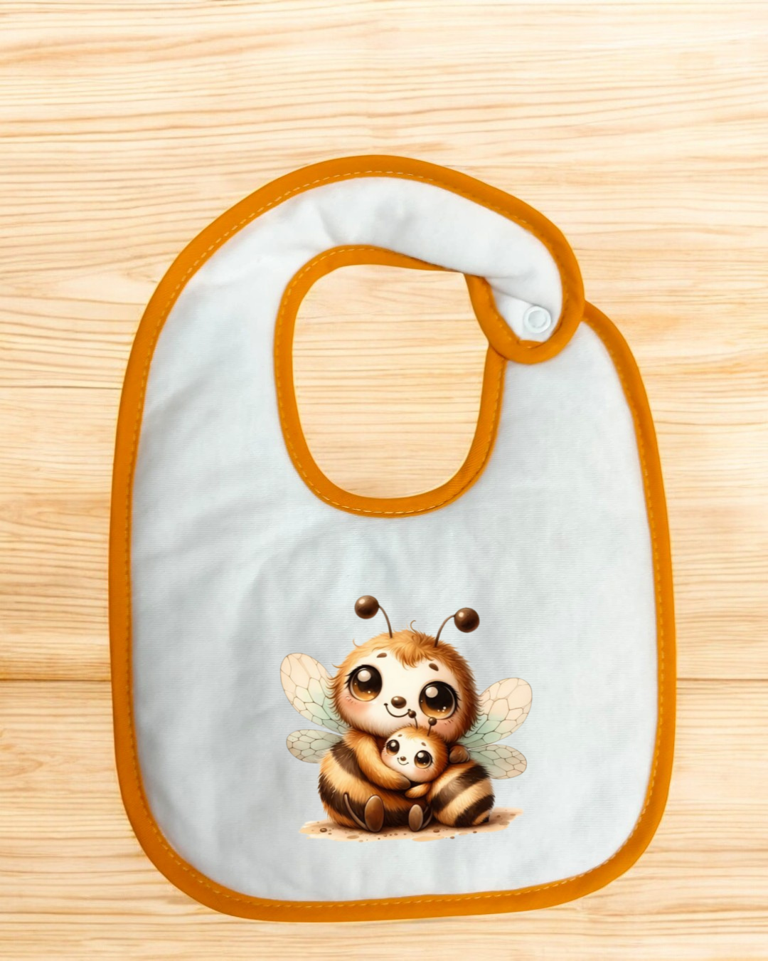 Babete branco com borda laranja e ilustração de duas abelhas fofas