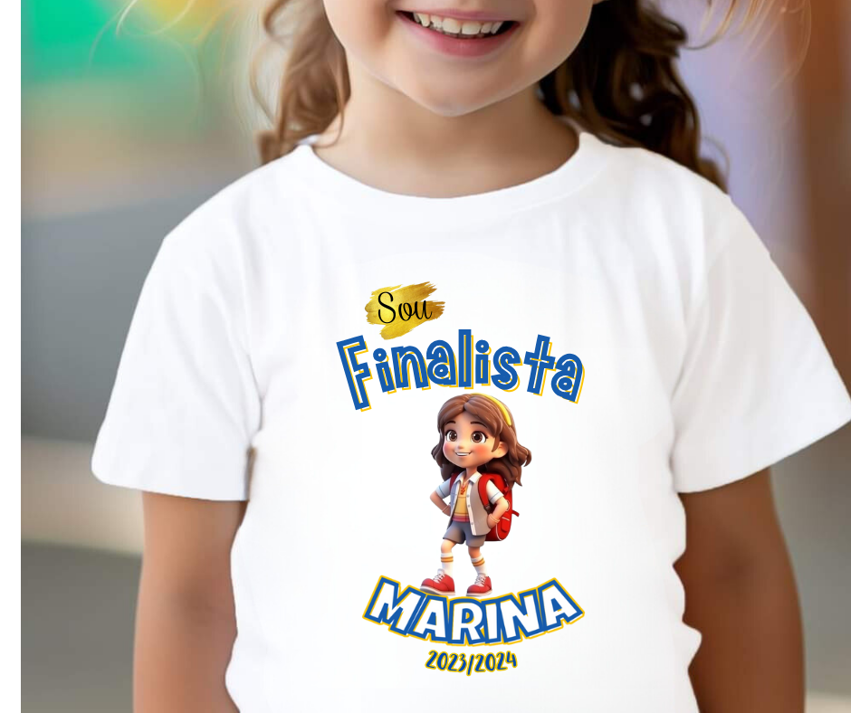 Camisola branca infantil com estampa colorida e texto 'Sou Finalista'