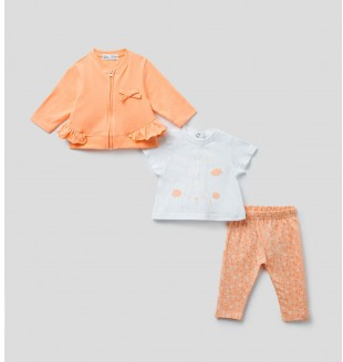 Conjunto de roupa para bebé cor salmão e branco com padrões