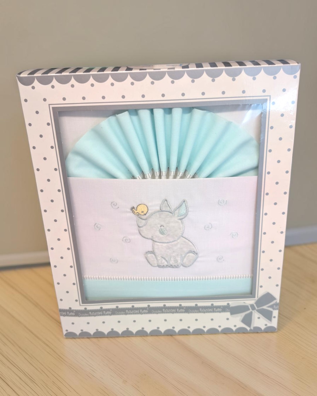 Conjunto de têxteis para bebé azul e branco com bordado de elefante e passarinho embalado em caixa com padrão de bolinhas cinzentas