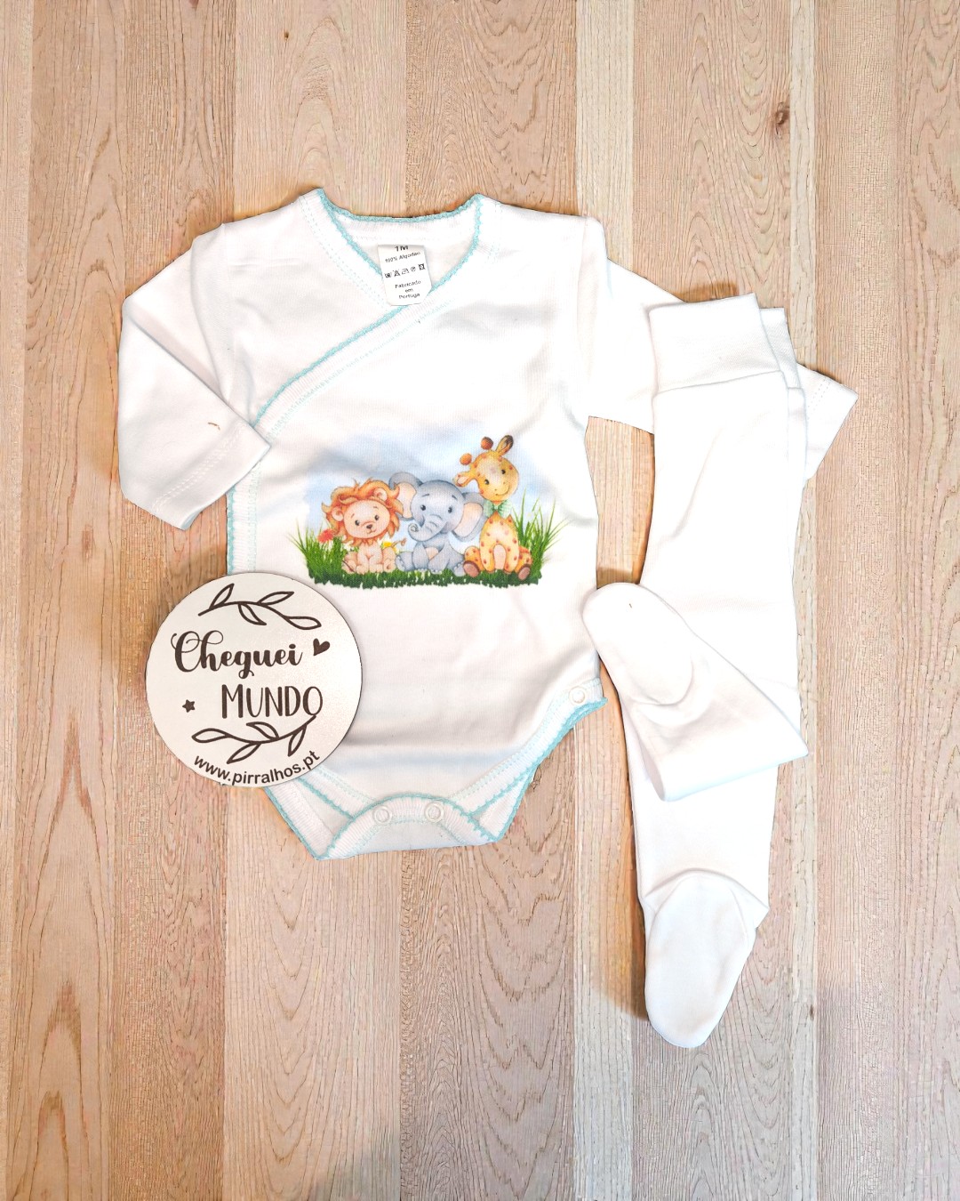 Conjunto de roupa de bebé branco com ilustração de animais