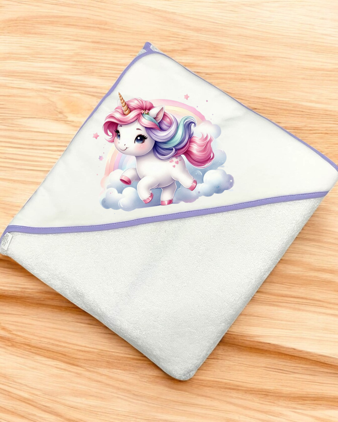 Toalha de bebé branca com unicórnio colorido e bordas lilases