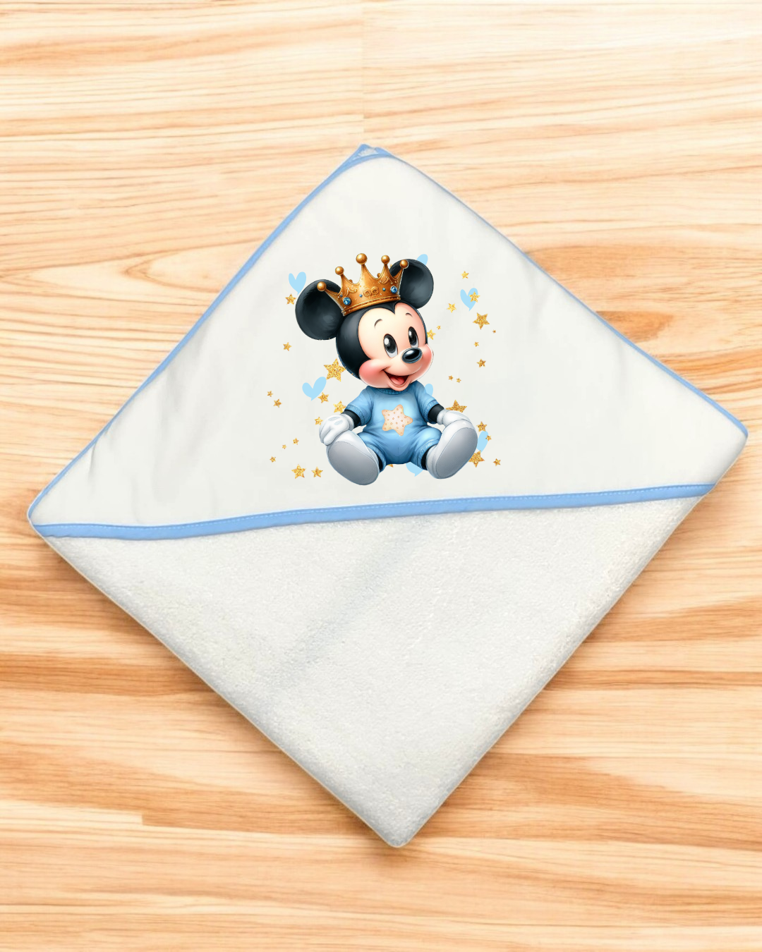 Toalha de bebé branca com bico azul e estampa do Mickey Mouse bebé com coroa