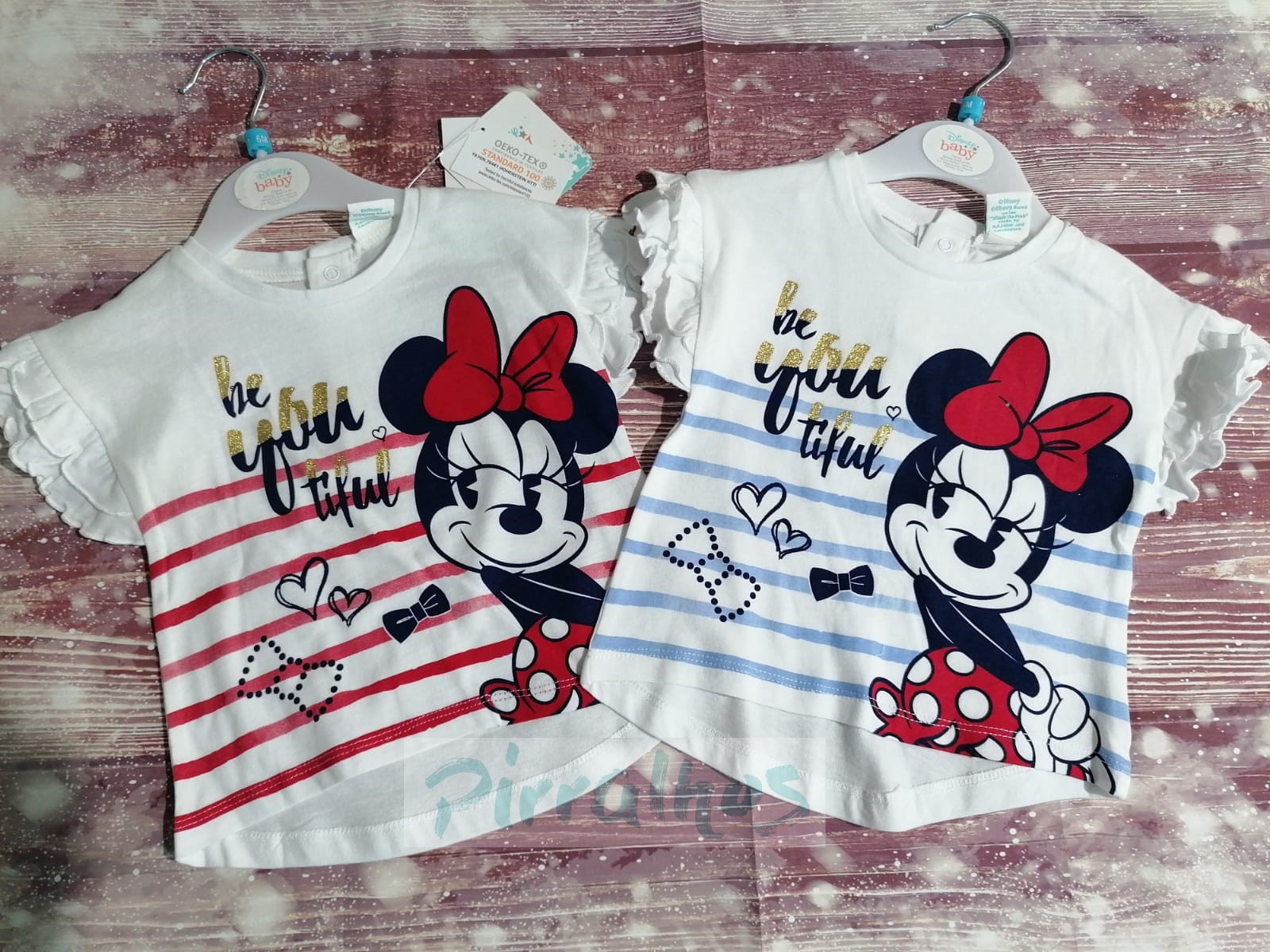 Duas t-shirts infantis brancas com estampado da Minnie Mouse e riscas coloridas