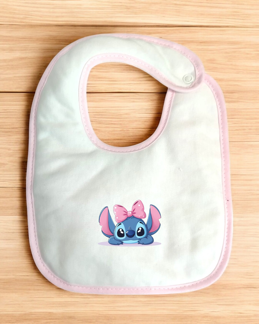 Babete branco com bordas cor-de-rosa e estampa do Stitch com laço cor-de-rosa