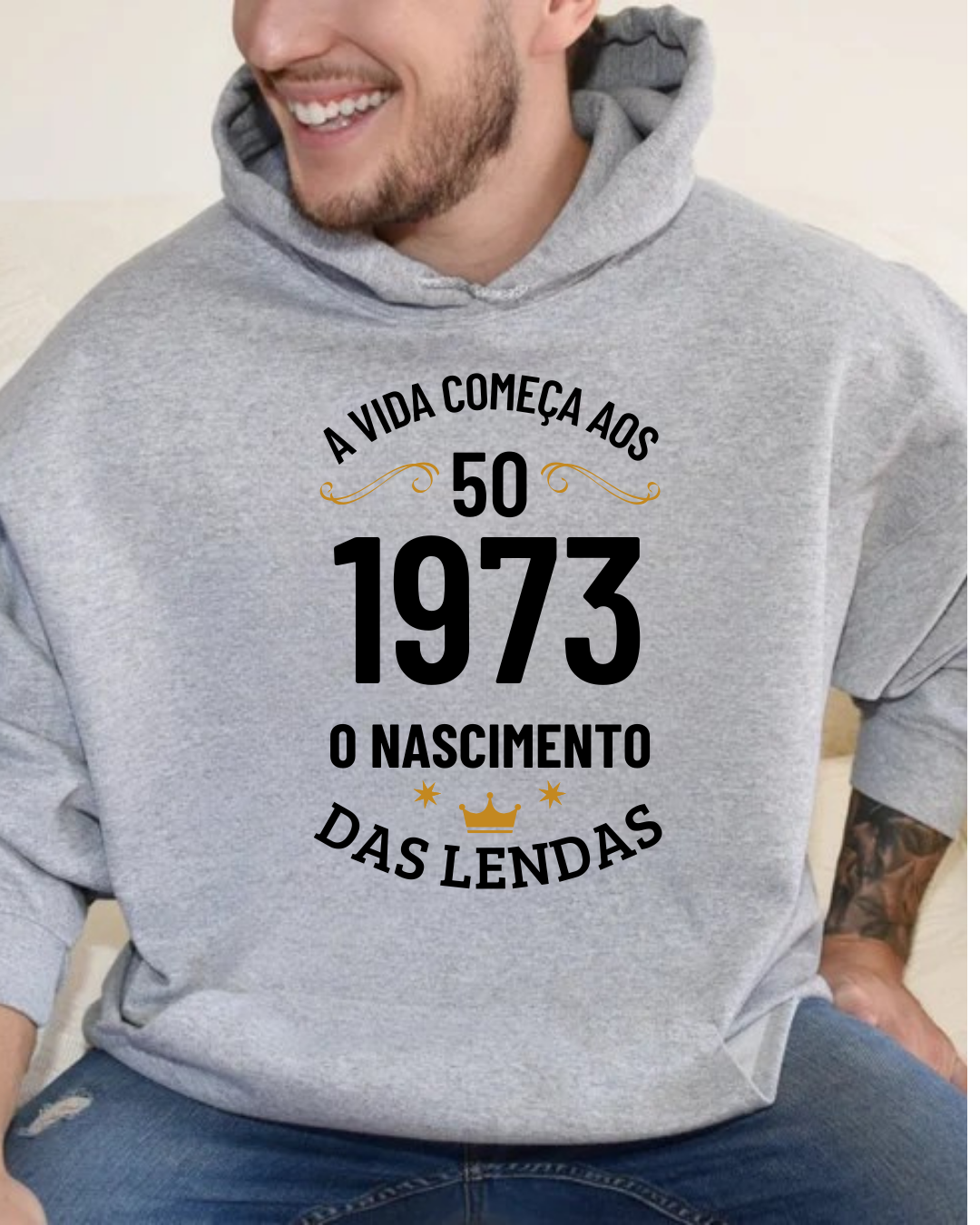 sweatshirt cinza com estampa texto em preto e dourado
