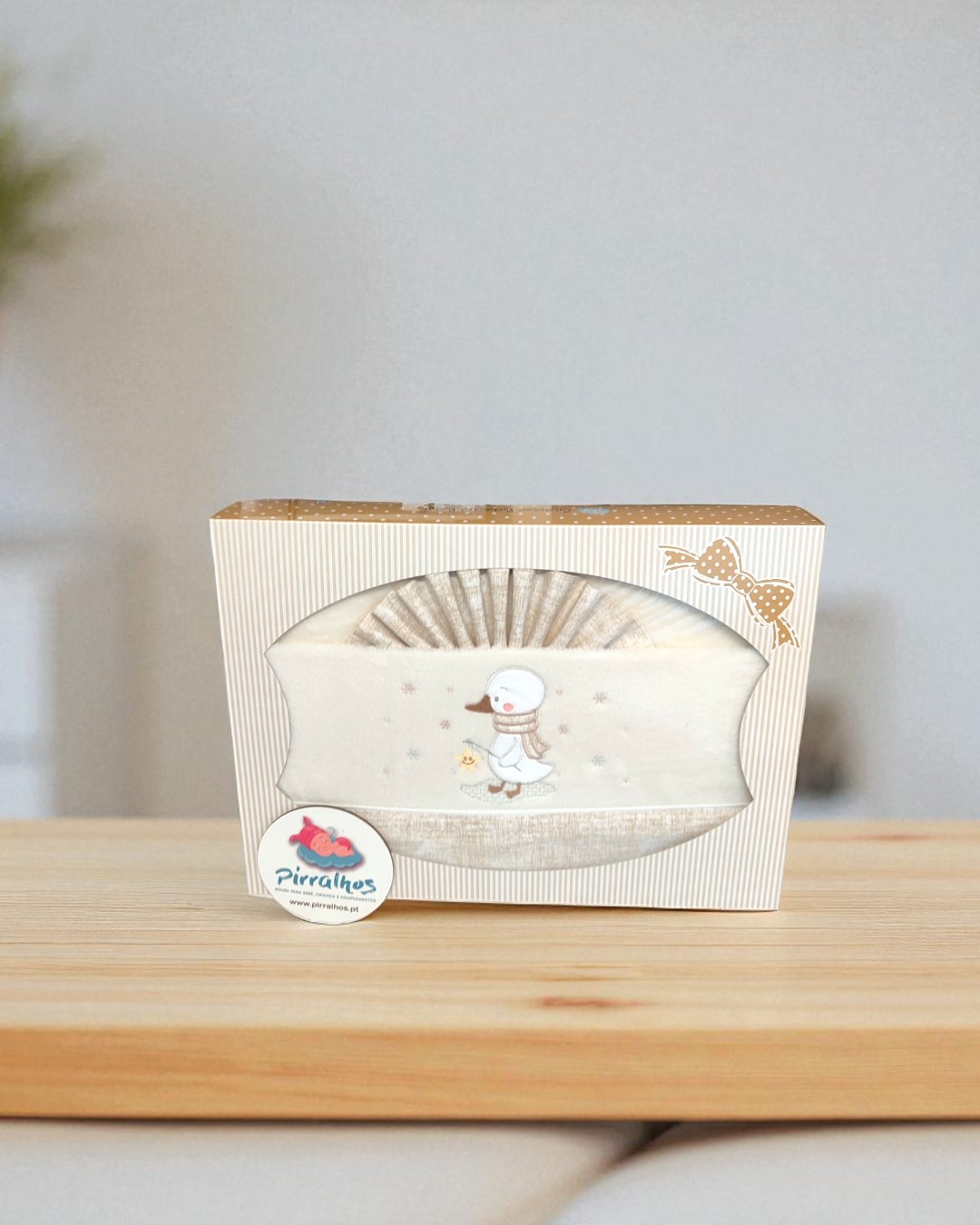 Produto para bebé com desenho de ganso em embalagem branca decorada