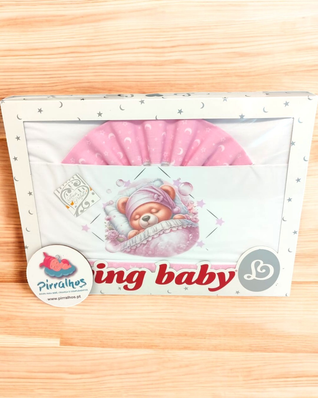 Conjunto roupa bebé em caixa com ursinho desenhado e peça rosa com estrelas