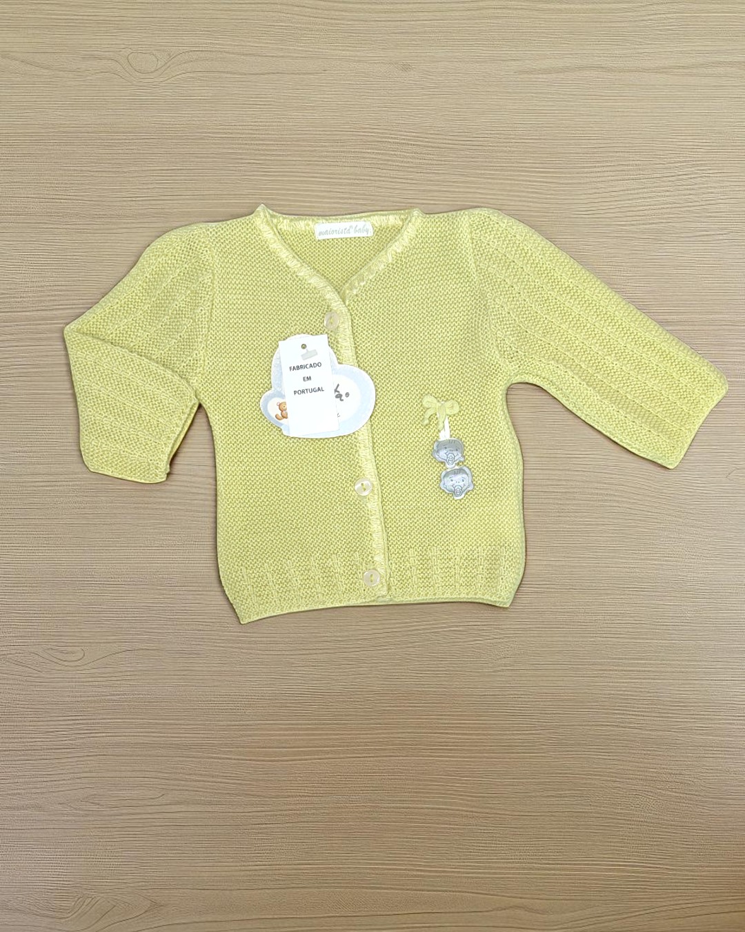 Camisola de bebé amarela clara em malha com botões e etiqueta de urso