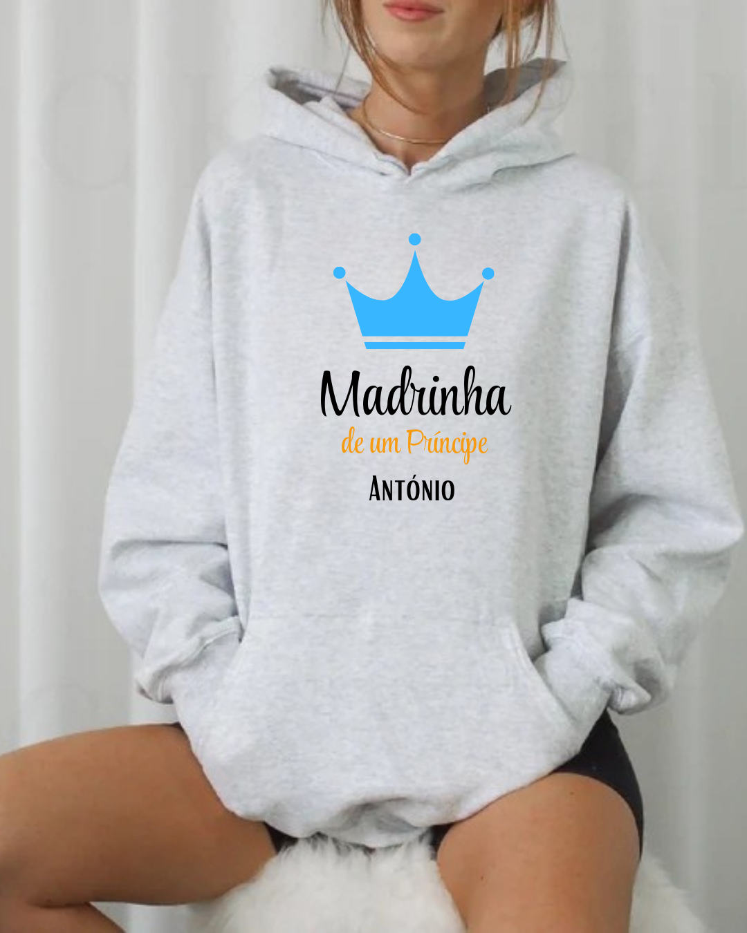 Sweatshirt cinza claro com capuz e texto personalizado