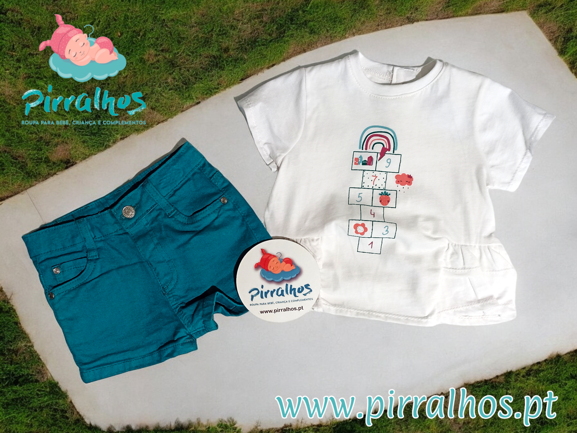 Conjunto infantil branco e azul com estampa de amarelinha