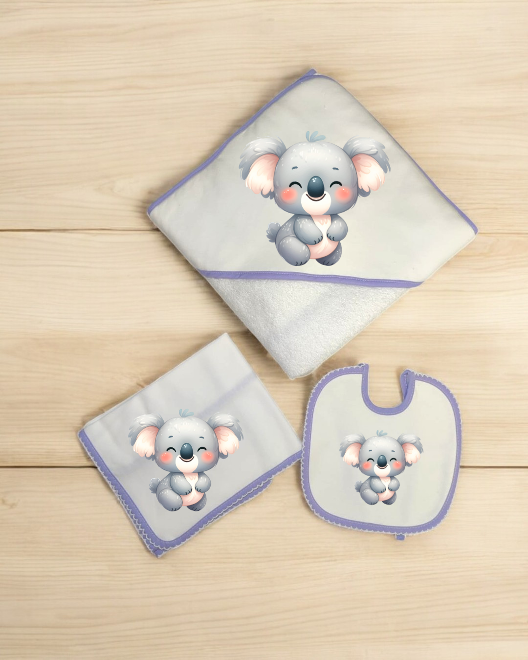 Conjunto de toalha com capuz, paninho e babete com estampa de koala cinzento e rosa