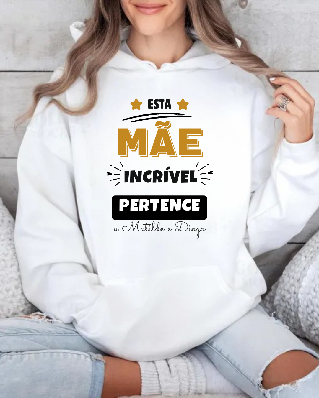 Sweatshirt branca com mensagem em preto e dourado