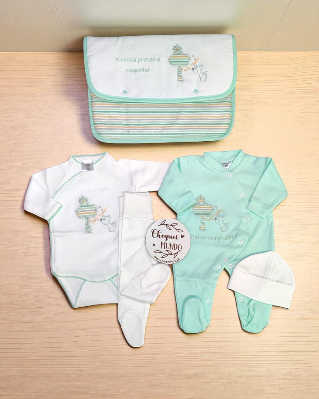 Conjunto de roupa para bebé com saco, bodys, babygrow, meias e gorro com tema de árvore e coelho