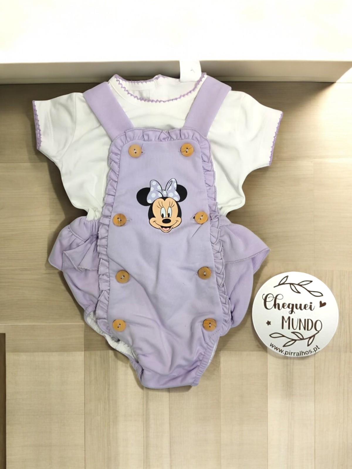 Conjunto de bebé branco e lilás com imagem da Minnie Mouse e botões de madeira
