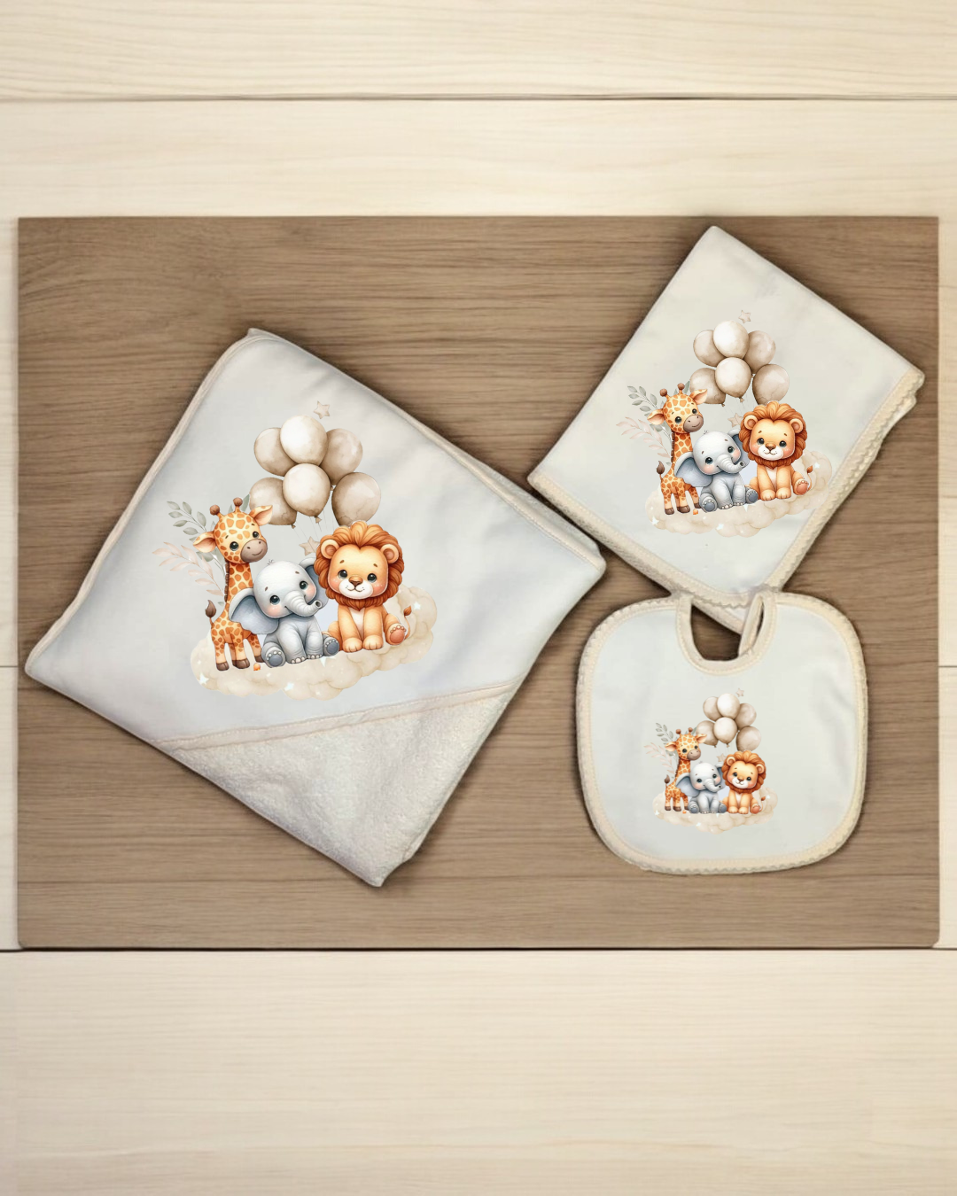 Conjunto de artigos para bebé com ilustração de girafa, elefante e leão e balões.