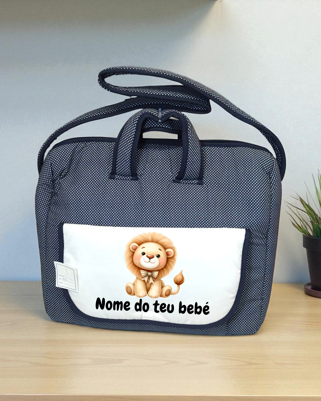 Mala azul escura com bolso branco e desenho de leão