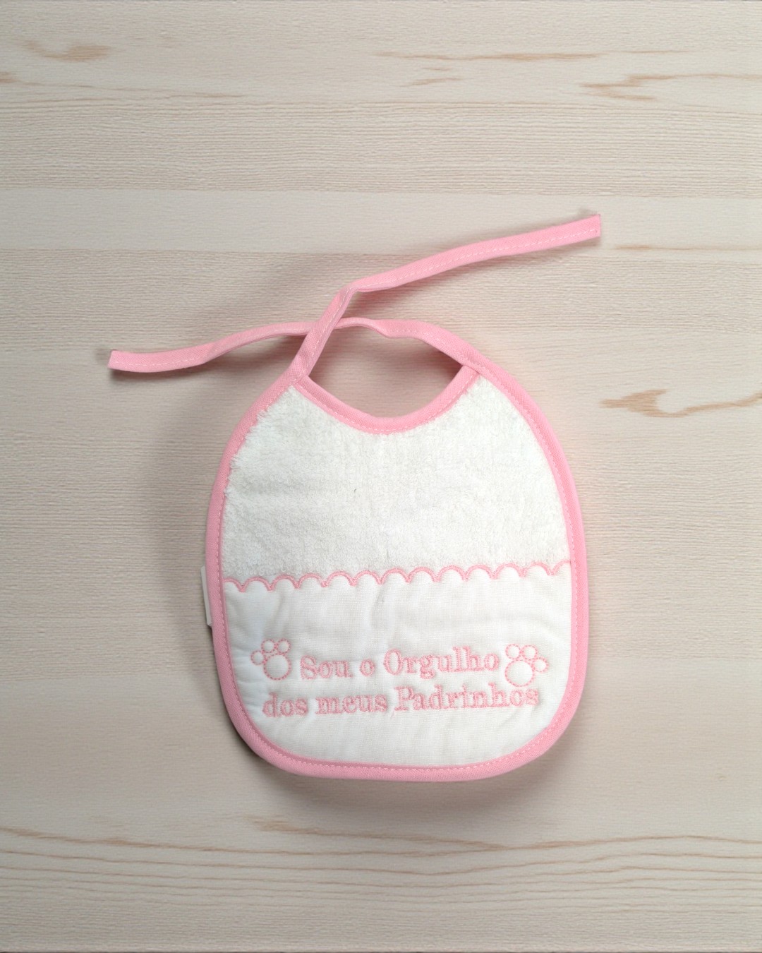 Babete branco e rosa com bordado e fitas para atar