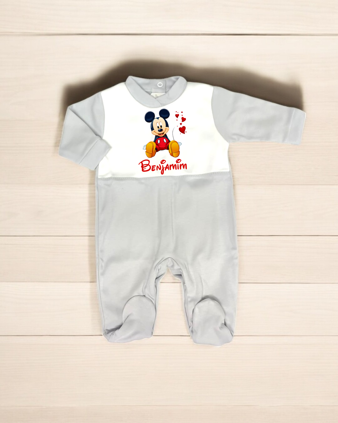 Pijama de bebé cinzento e branco com estampa de Mickey Mouse e nome Benjamin