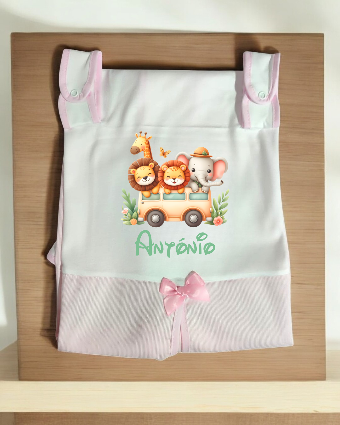 Saco para bebé branco e cor-de-rosa com desenho de animais num autocarro e nome António