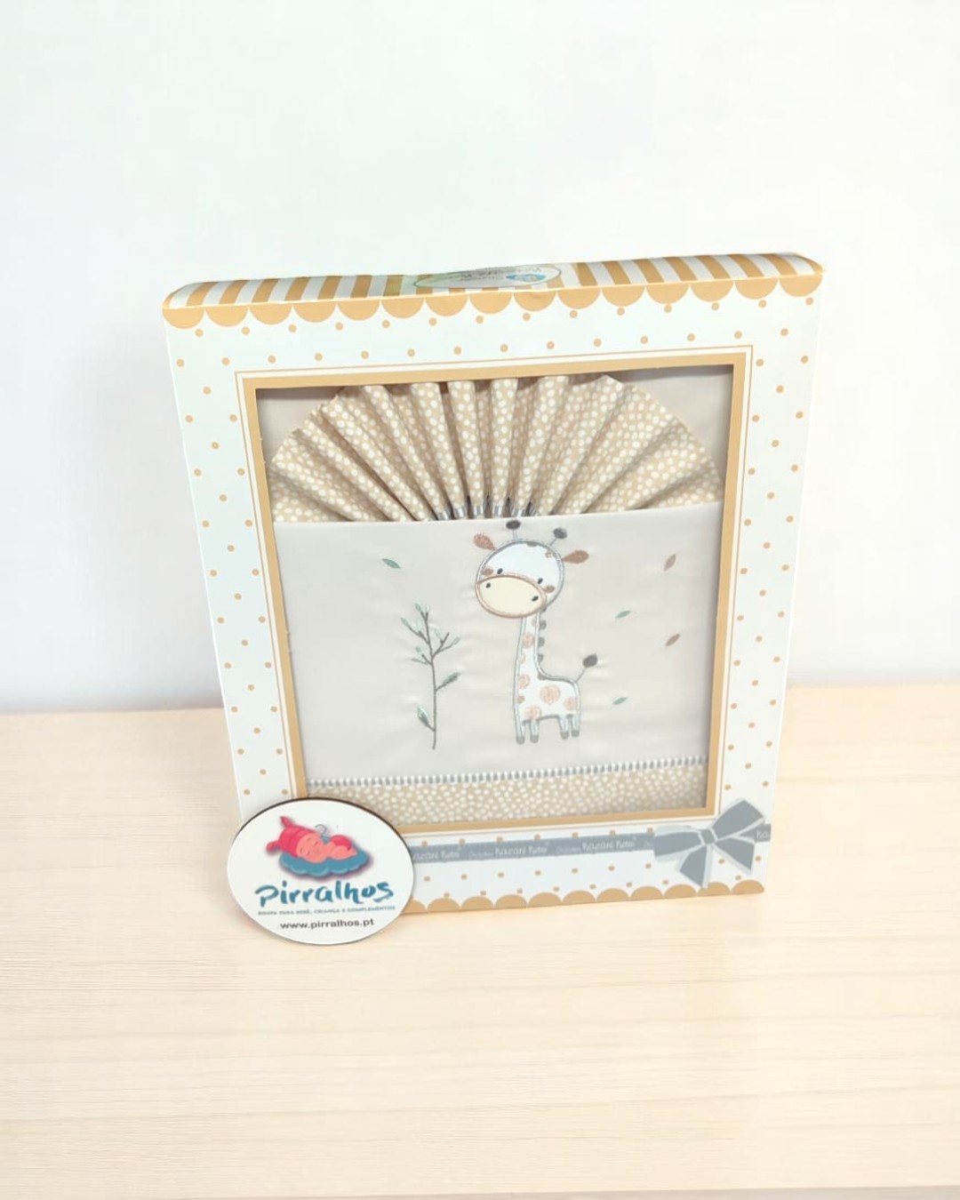 Quadro infantil com girafa e tecido plissado em moldura branca e bege