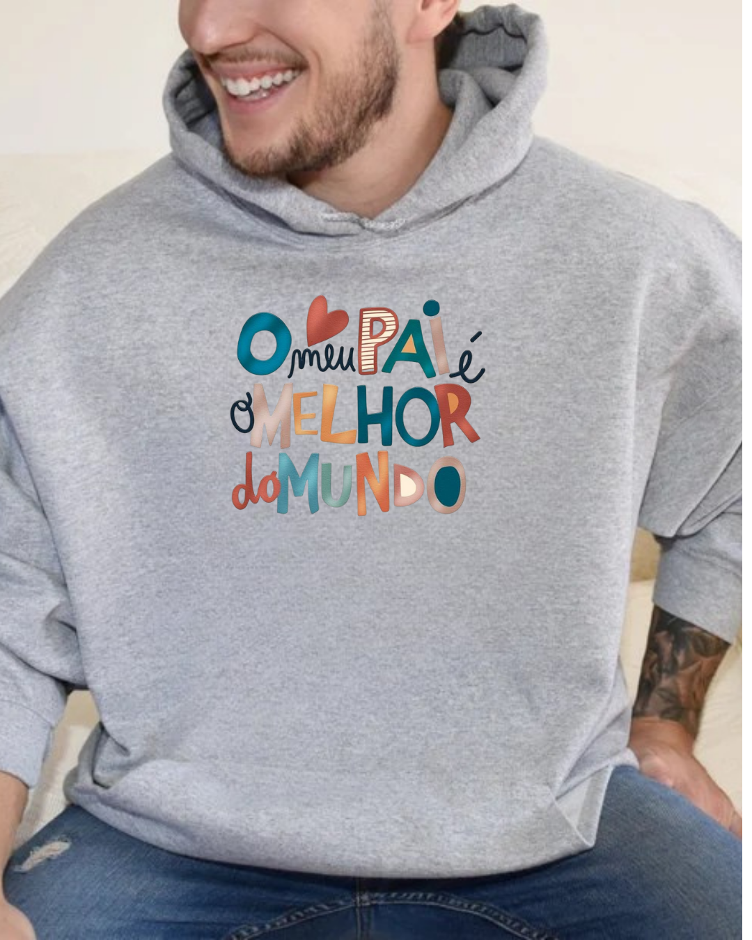 Sweatshirt cinzenta com capuz e texto colorido em português