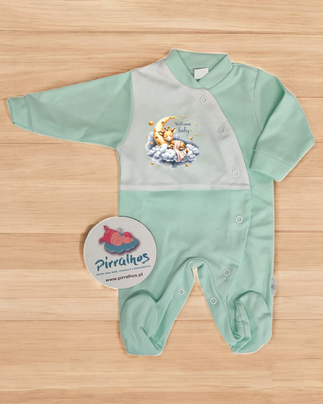 Macacão de bebé verde-água e branco com estampa 'Welcome baby' de lua e urso