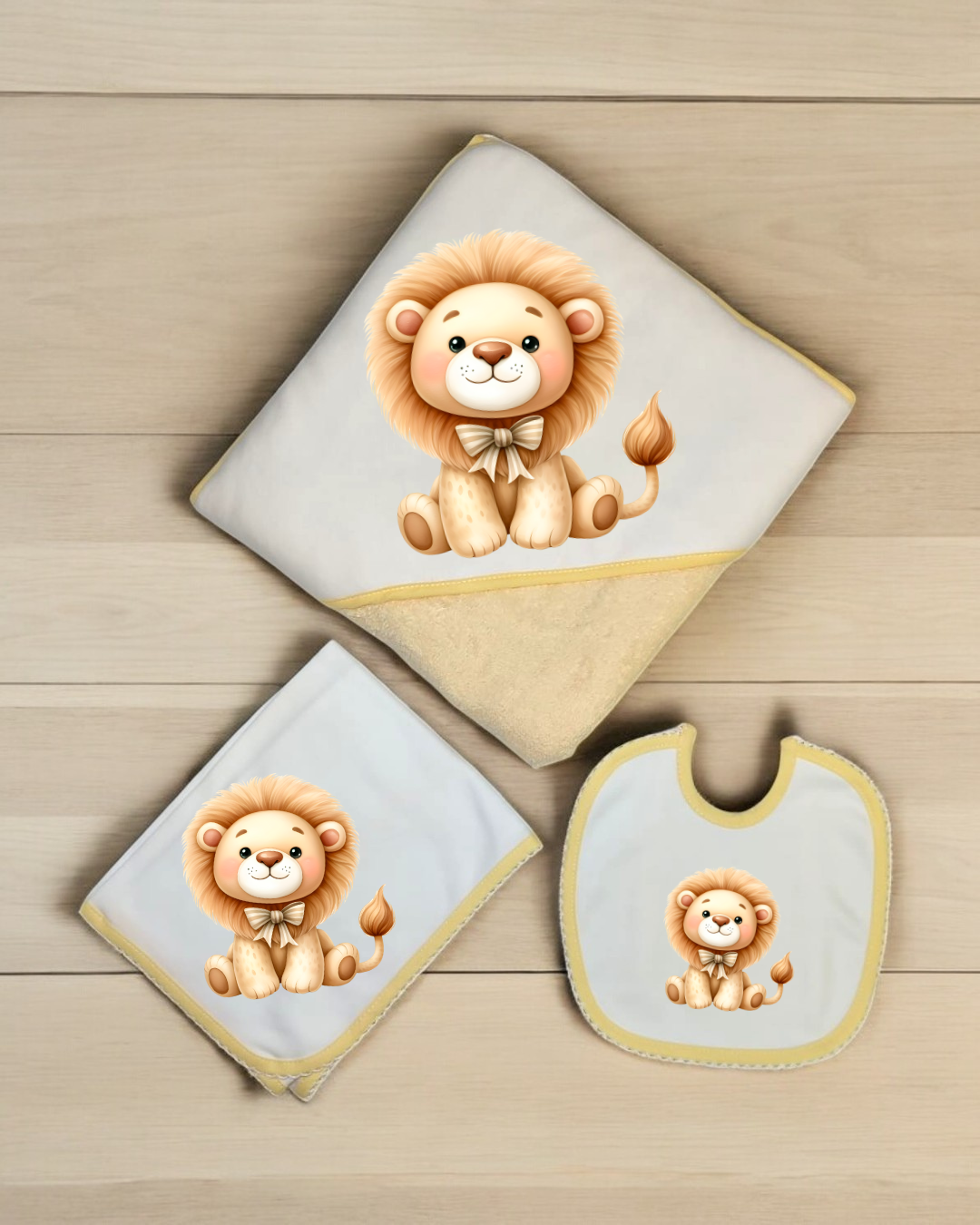 Conjunto de toalha, paninho e babete com estampa de leãozinho e bordas amarelas
